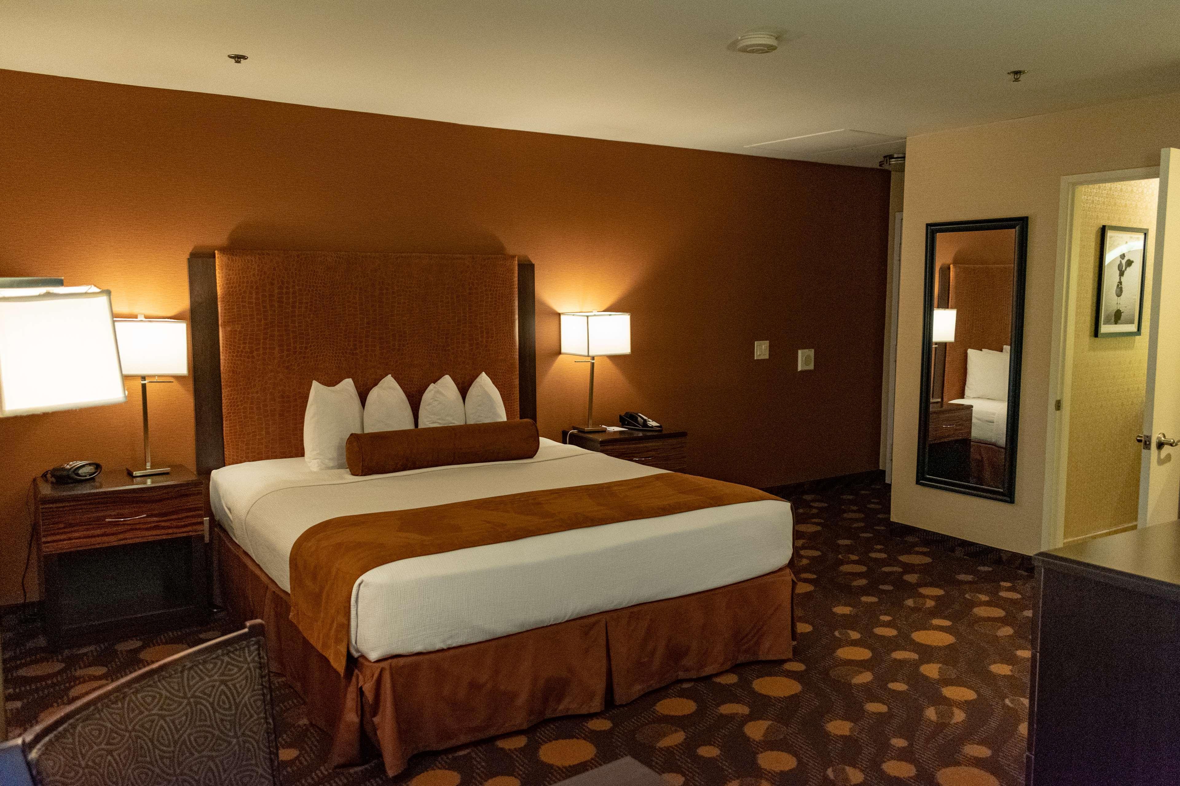 Best Western Plus Suites Hotel Coronado Island Exterior photo
